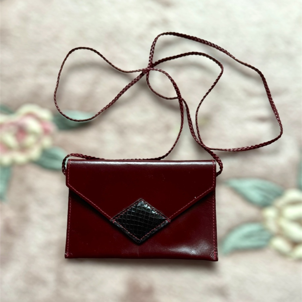 **Final Drop** Adorable vintage small leather crossbody, burgundy, 6.25" x 4.25"
